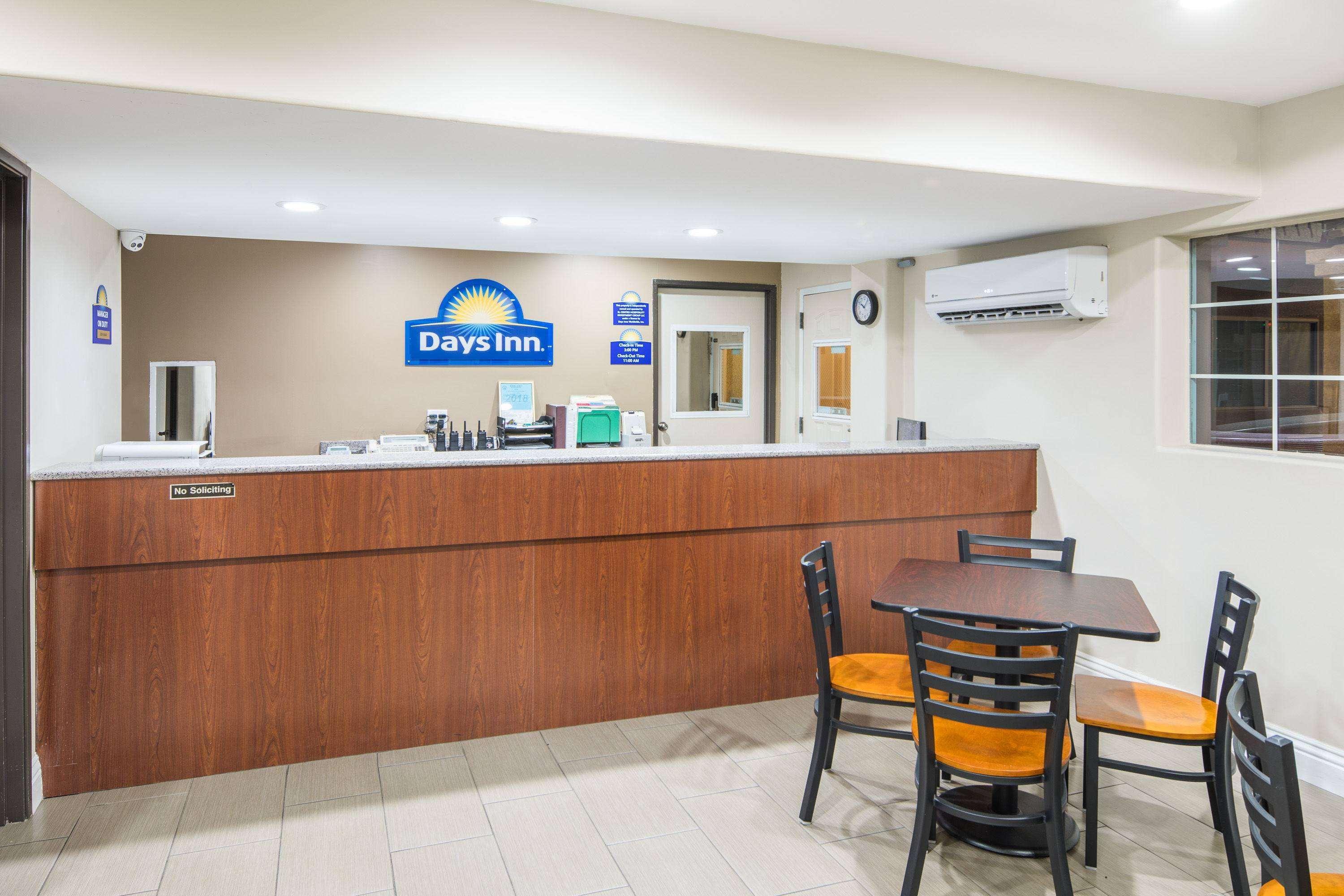 Days Inn By Wyndham אל סנטרו מראה חיצוני תמונה