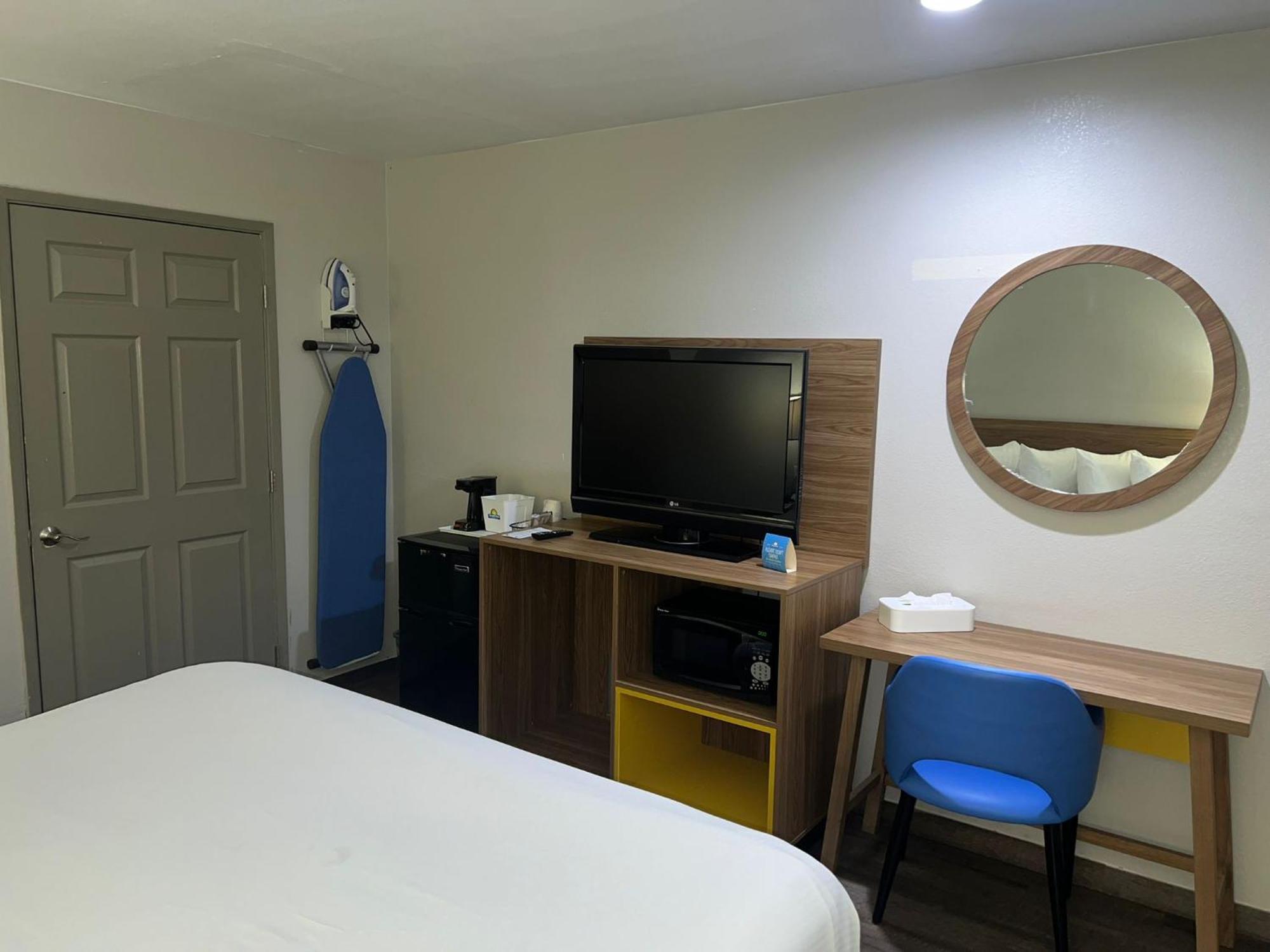 Days Inn By Wyndham אל סנטרו מראה חיצוני תמונה
