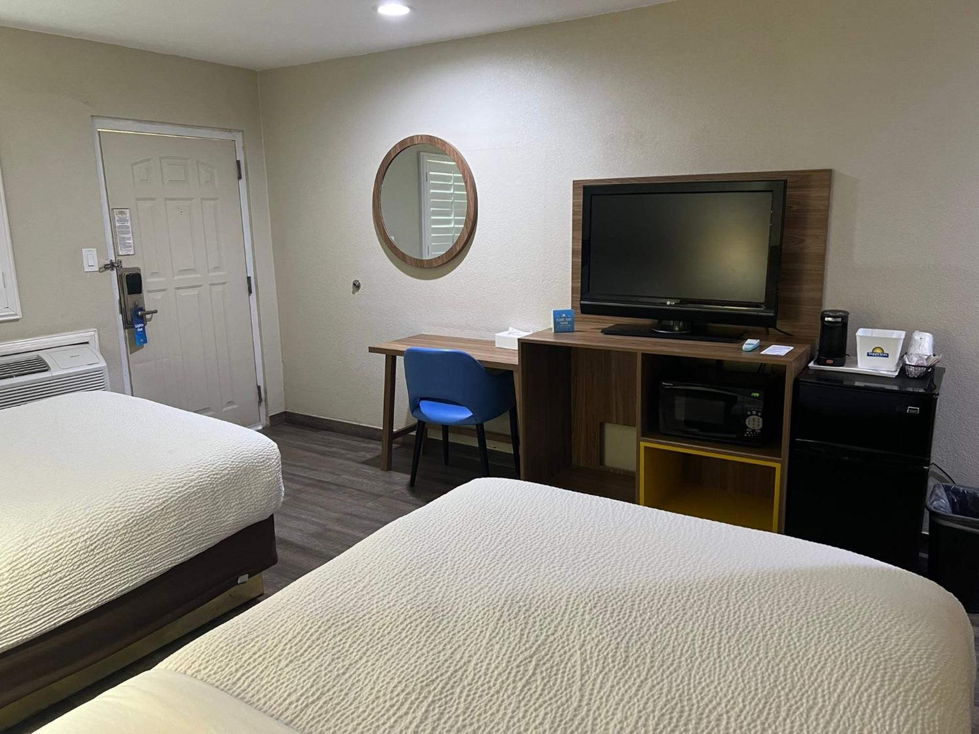 Days Inn By Wyndham אל סנטרו מראה חיצוני תמונה