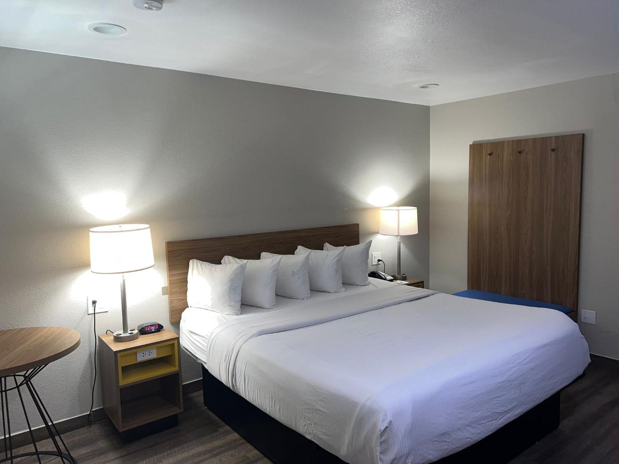 Days Inn By Wyndham אל סנטרו מראה חיצוני תמונה