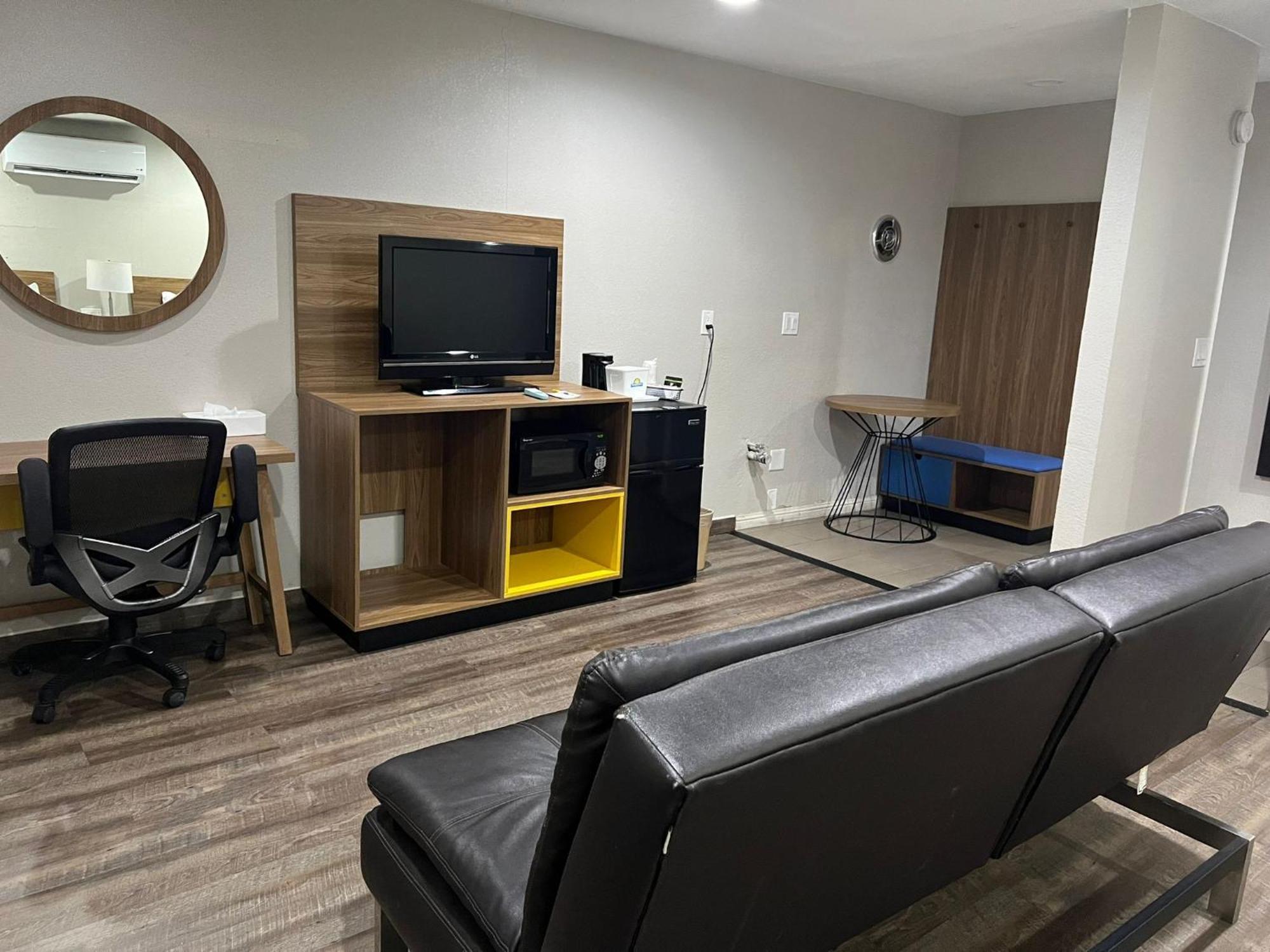 Days Inn By Wyndham אל סנטרו מראה חיצוני תמונה