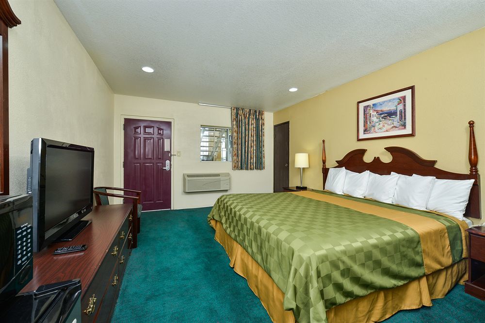 Days Inn By Wyndham אל סנטרו מראה חיצוני תמונה
